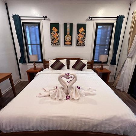 Big Elk Steak House - Homestay Trat Extérieur photo