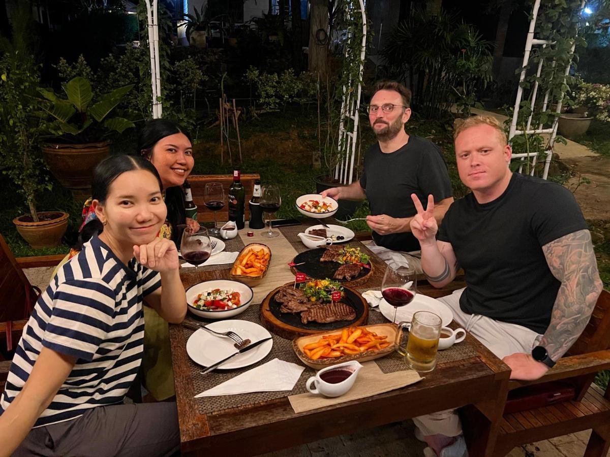 Big Elk Steak House - Homestay Trat Extérieur photo