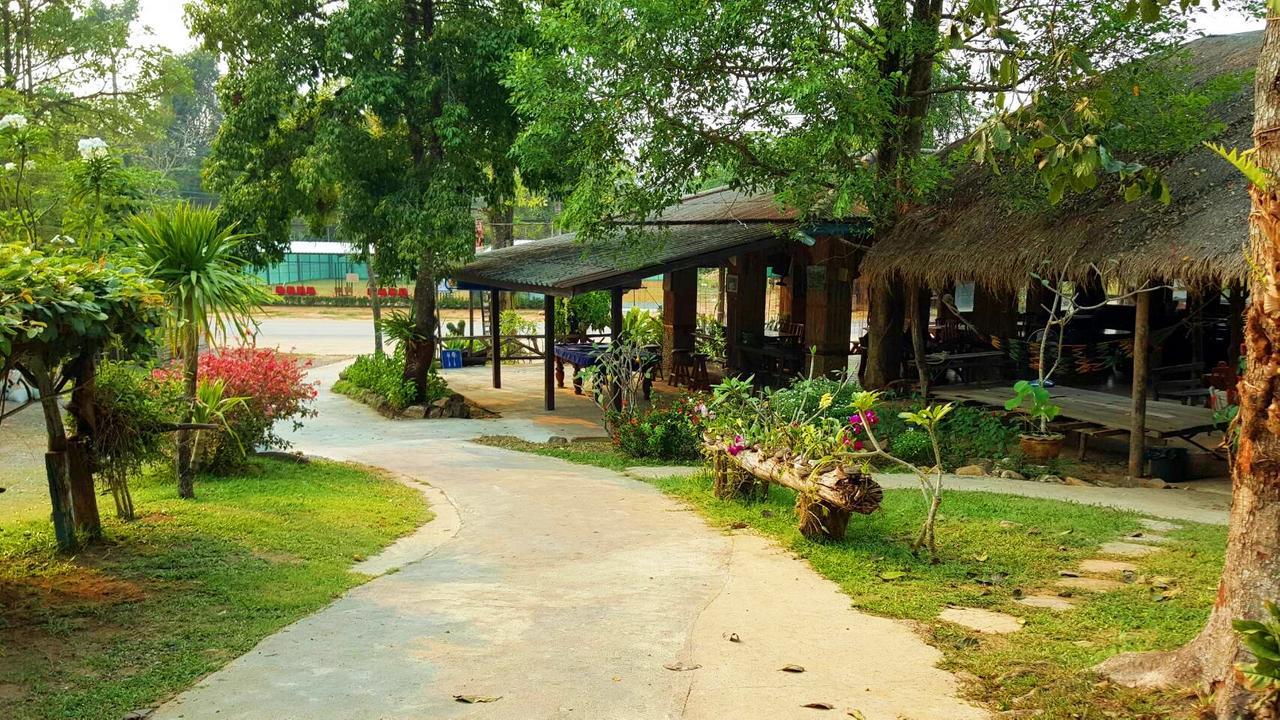 Big Elk Steak House - Homestay Trat Extérieur photo